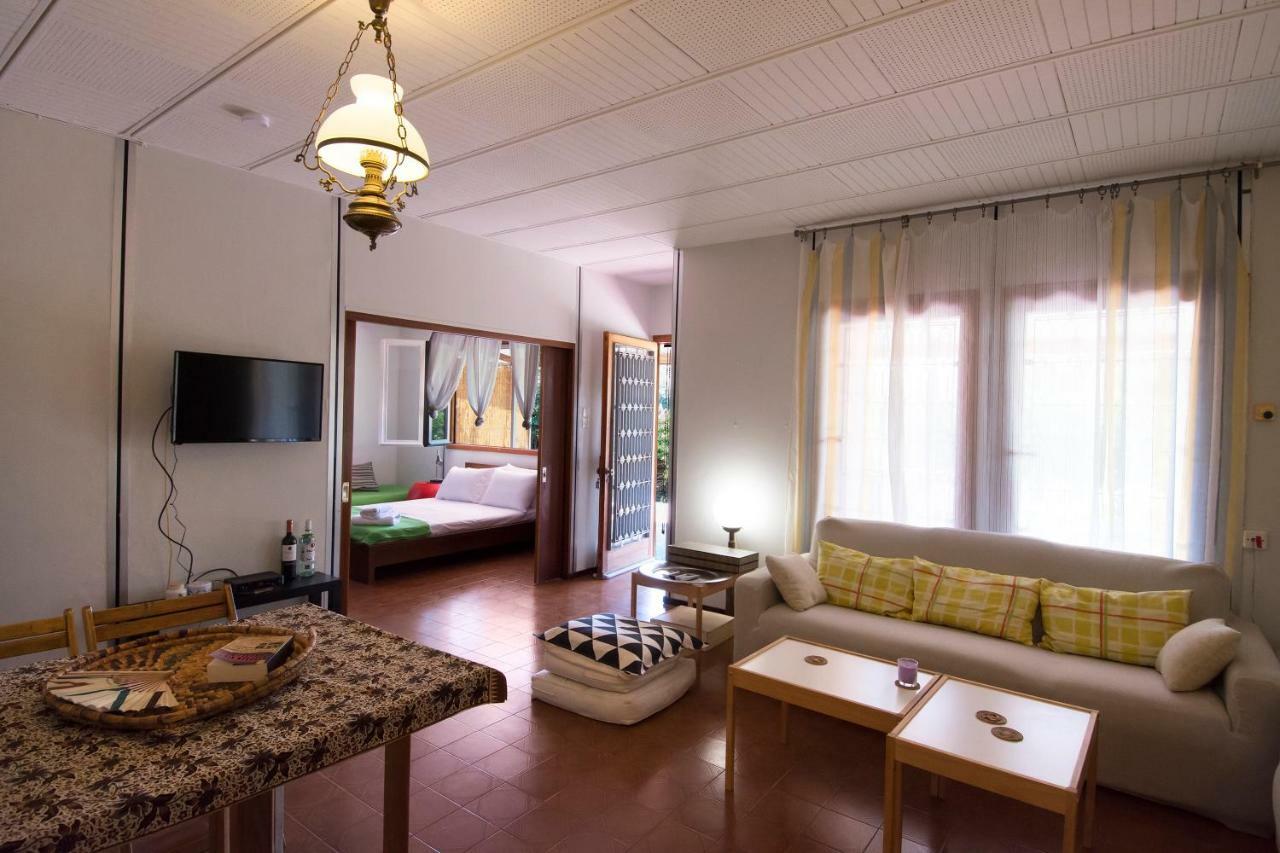 The Boucamviglia Beach House Saronida Eksteriør billede